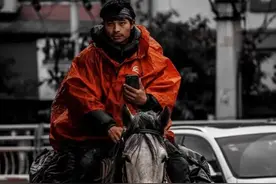 重庆小伙八千里路走单骑，骑马从新疆返乡图片