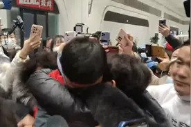 被拐24年的张洋洋与母亲机场认亲：将一起回河南过团圆年图片