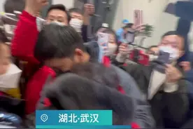 第一现场寻子24年的李芳与儿子张洋洋在武汉天河国际机场认亲：母子相拥而泣图片