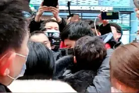 杜小华赶到李芳母子相认现场祝福图片