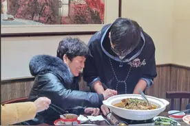 被拐24年张洋洋认亲现场：隔着口罩亲了妈妈一口，用河南话一遍遍的喊“妈妈”图片