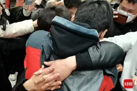 河南漯河男童被拐24年后终于母子相认 认亲时让人掐他“看是否在梦里”图片