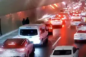 暖心！杭新景高速隧道上演教科书式“45°让行” 开辟救援通道视频封面