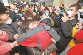 被拐24年的张洋洋在汉与母相拥：“生育和养育之恩我都不能割舍”图片