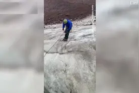 可怕！俄罗斯厄尔布鲁士山上巨石滚落 登山者纷纷逃跑躲避图片