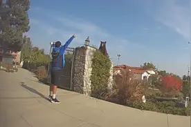 美国一快递员送货时遇到一只熊 迅速举起双臂与其对峙图片