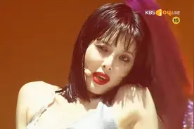 泫雅摄影机前岔开M字腿辣爆！台上无预警「接吻男友」主持人惊呼图片