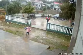 开车27小时回家，被孩子的反应感动！可这位父亲说有点委屈图片