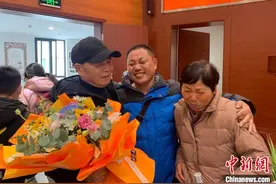 失散48年双胞胎重逢 寻觅亲情20载让“爱”团圆图片