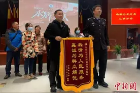 失散48年双胞胎重逢 寻觅亲情20载让“爱”团圆图片