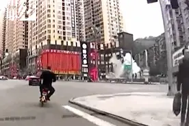 画面惊险！“熊孩子”将鞭炮扔进闹市区下水道，两人被炸伤图片