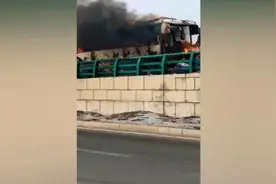大庆一客车在快速路上起火，交警：已前往现场处理视频封面
