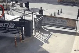 男子手持30厘米菜刀冲向人群，他冲了上去……图片