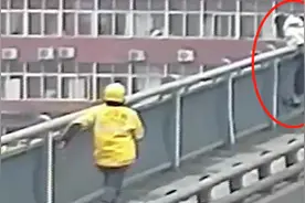 女子放下婴儿欲跳桥 外卖小哥一把拉回图片