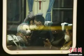 坐绿皮火车回家过年：“疫情阻断不了与家的距离”图片