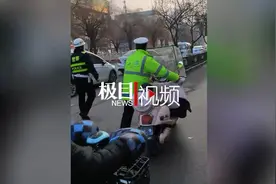 河南伊川网友反映“辅警查违章现场扫码收费”，交警部门回应图片