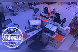 男子来到银行 工作人员悄悄报警图片