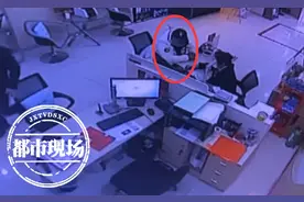 男子来到银行 工作人员悄悄报警图片