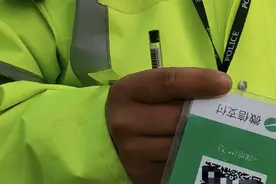 洛阳官方回应“辅警查电动车持二维码执法”：不是民警个人的图片