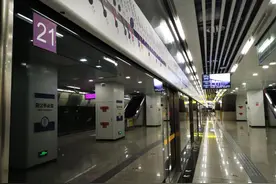 这边没人排队！想上车？没门！图片