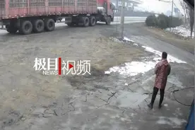 老人误入货车倒车盲区险被撞倒，小伙狂奔30米将他拽离图片