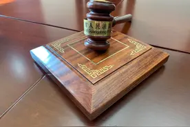 红灯停绿灯行，那绿灯闪烁后变黄灯酿交通事故怎么算？图片