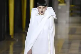 巴黎高定时装周——Viktor & Rolf品牌时装秀图片