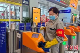 火车站的“美容师”：让旅客回家之路更舒心图片