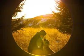 边境民警和“战友们”图片