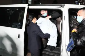 出生23天男婴被生母5万元卖掉，连云港警检合力迅速找回图片