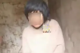 网传8个孩子的母亲被拴铁链，当地派出所：正在调查图片