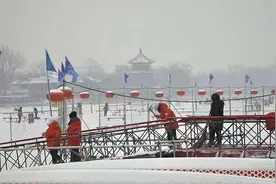 春节在公园里玩冰车，游园赏雪两不误图片