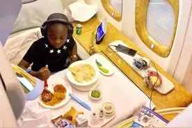 尼日利亚9岁孩子自称世界最年轻亿万富翁，热衷在社交平台晒豪车图片