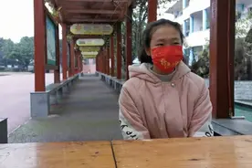 四川泸州落江女孩展现教科书式自救 怀抱棉衣浮在水面成功脱险图片