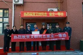 那个“总也不回家的爸爸”，荣立一等功图片