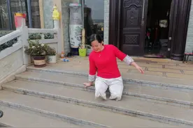 遭遇车祸不幸双腿截肢 云南陆良“板凳姐”朱琼芬的励志故事令无数网友感动图片