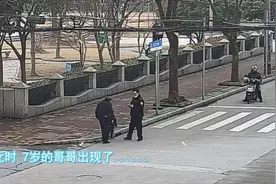心真大！4岁男娃迷路，7岁哥哥前来认领，母亲正躺床上看电视…图片