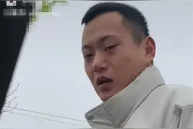 姐姐谈“弟弟扶婚车泪送一公里”：当地风俗，从小一起长大感情深图片