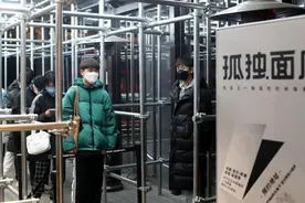 一碗“孤独面”火爆申城，潮流艺术还是心理疗愈？这碗面为何能出圈吸引年轻人图片