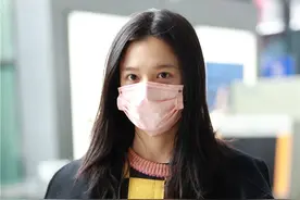 张婧仪长发披肩眉眼清秀 获大批粉丝接机签名不停图片