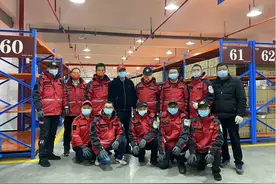 疫情来势汹汹，寒风中有一抹温暖的红，默默为抗疫做贡献……图片