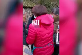 被工地收留6年的聋哑老人回老家团年，村里放鞭庆祝图片