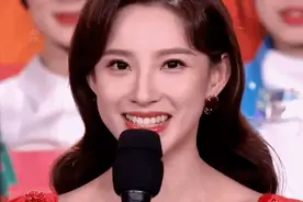首次主持春晚，她火了图片