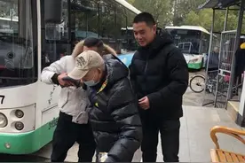 “迷糊”老人除夕迷路，公交司机联系家人接回团圆图片