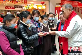 台商李瑞河连续28年在大陆与员工过年：给孕妇员工多发一份红包图片