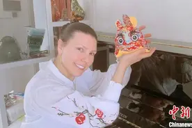 乌克兰“洋媳妇”感受中国年味：爱吃饺子 抢红包图片