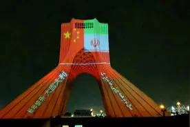 伊朗首都地标点亮“中国红”双语庆祝中国春节、助力北京冬奥图片