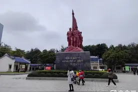 新春走基层｜大年初一，南宁市民过“红色”新春图片