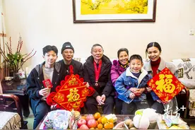 韶关仁化县大年初一“上门拜年”：为市民赠送最美全家福照图片