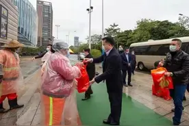 顺德区长区柱明开展新春慰问，看望环卫工人和执勤公安干警图片